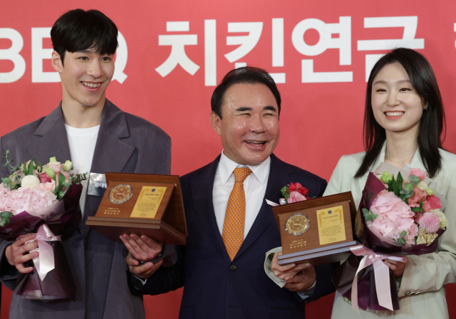 2022 베이징동계올림픽 금메달리스트인 황대헌과 최민정이 21일 오전 서울 중구 롯데호텔에서 열린 제너시스 BBQ 치킨연금 행복전달식에서 윤홍근 회장에게 