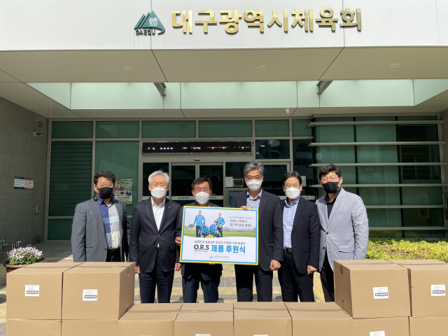 디케이에스에이치 코리아가 대구시청 직장운동경기부 선수단을 위한 수분보충제 2천400개를 대구시체육회에 전달했다. 대구시체육회 제공
