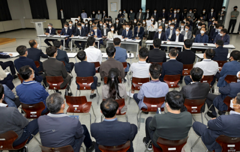 21일 오후 대구지방검찰청 대회의실에서 검찰수사기능 폐지 법안 관련 대구지검 본·지청 소속 검찰수사관 전체 회의가 열리고 있다. 이날 전국 최초로 열린 검찰수사기능 폐지 법안 관련 전체회의에는 대구지검 본청 검찰수사관 200여 명은 현장에서 지청 소속 검찰 수사관 300여 명은 온라인으로 총 500여 명이 참석했다. 김영진 기자 kyjmaeil@imaeil.com