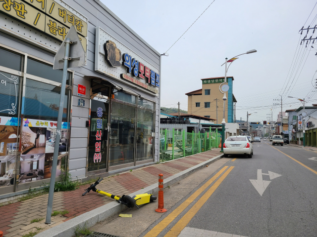 경북 의성읍의 인도 등에 무질서하게 방치돼 있는 전동킥보드. 의성경찰서 제공