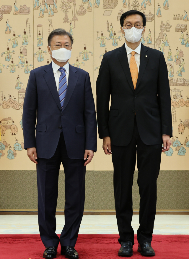 문재인 대통령이 21일 오전 청와대에서 이창용 신임 한국은행 총재에게 임명장을 수여한 뒤 기념촬영을 하고 있다. 연합뉴스