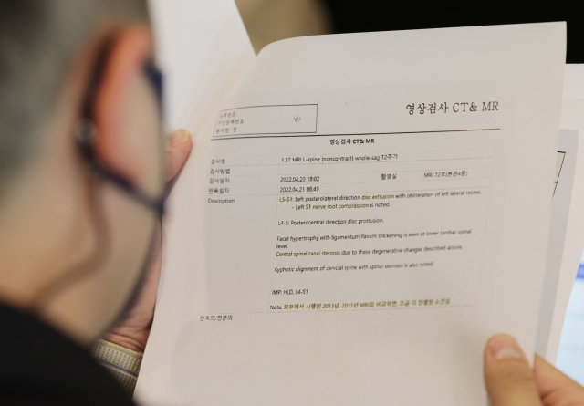 21일 서울 서대문구 국민연금공단 충정로 사옥에 마련된 정호영 보건복지부 장관 후보자의 인사청문회 준비사무실 앞에서 취재진이 정 후보자 아들의 병역 특혜 의혹 관련 검사 결과 내용을 살피고 있다. 연합뉴스