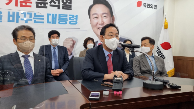 국민의힘 대구시당 공천관리위원장을 맡은 주호영 의원(가운데)과 부위원장 김용판 의원(왼쪽), 김승수 의원(오른쪽)이 13일 시당 회의실에서 6.1 전국동시지방선거 공천 방침에 관한 기자회견을 하고 있다. 매일신문 DB