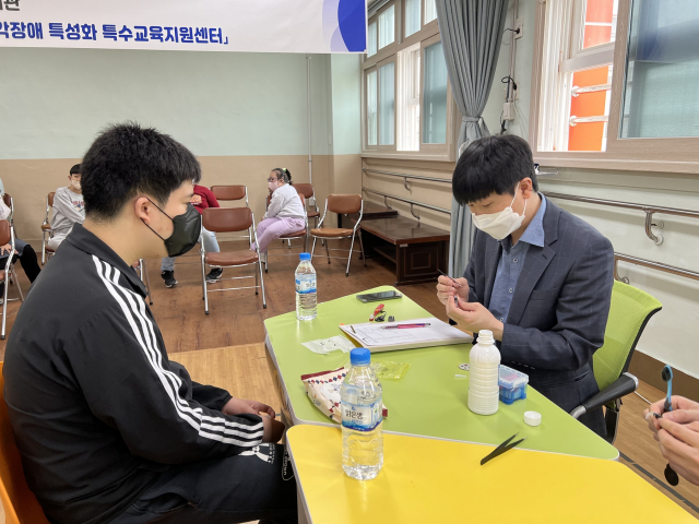대구영화학교는 제42회 장애인의 날을 맞아 21일 오후 1시부터 유치원을 포함한 대구시 모든 학교에 재학 중인 청각장애학생과 일반 청각장애인을 대상으로 2022년 상반기 보장구(보청기 및 인공와우 기기) 점검을 실시한다. 대구시교육청 제공