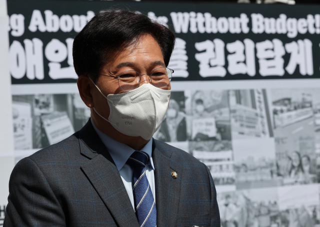 더불어민주당 송영길 전 대표가 20일 서울시 여의도 이룸센터 앞에서 당내 서울시장 공천 관련 취재진의 질문에 답변하고 있다. 연합뉴스
