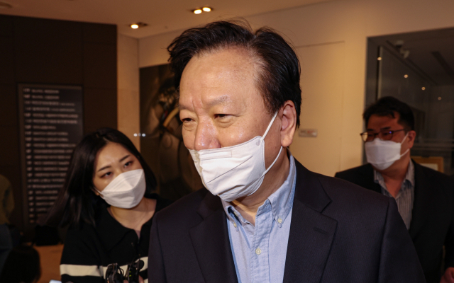 정호영 보건복지부 장관 후보자가 21일 오전 서울 서대문구 국민연금공단 충정로 사옥에 마련된 국회 인사청문회 준비 사무실로 출근하다 취재진과 만나 최근 제기되고 있는 의혹들에 대해 자신의 입장을 말한 뒤 이동하고 있다. 정 후보자는 