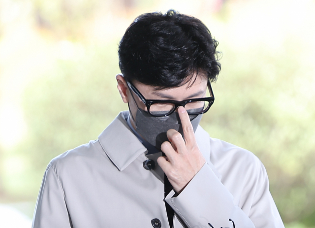 한동훈 법무부 장관 후보자가 15일 오전 후보자 사무실이 마련된 서울 서초구 서울고등검찰청 청사로 출근하며 취재진 질문을 경청하고 있다. 연합뉴스