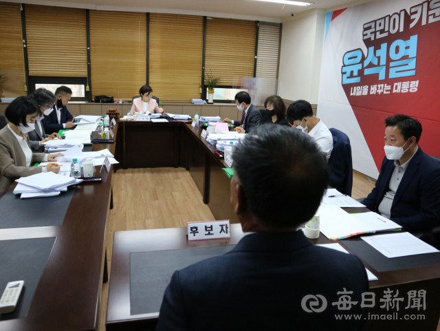국민의힘 경북도당 공천관리위원회가 제8회 전국동시지방선거 경북 공천신청자에 대한 면접을 하고 있는 장면. 국민의힘 경북도당 제공