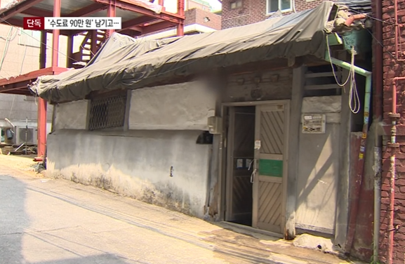 서울 종로구 창신동 한 낡은 주택에서 80대 노모와 50대 아들이 숨진지 한달여 만에 뒤늦게 발견됐다. 숨진 모자가 살았던 주택 모습. 채널A 보도화면 캡처