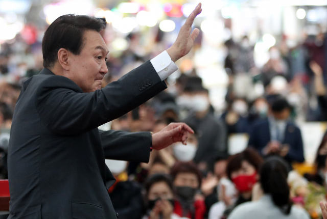 윤석열 대통령 당선인이 21일 오후 경남 창원시 마산어시장을 방문해 시민들에게 감사 인사를 하고 있다. 연합뉴스