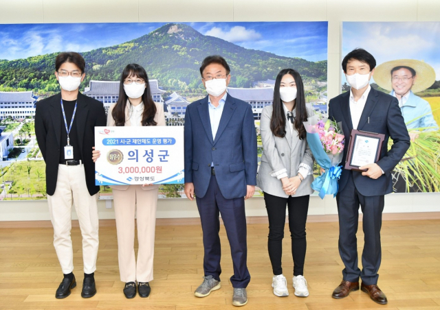 권경수(오른쪽 첫 번째) 의성부군수가 이철우(가운데) 도지사로부터 