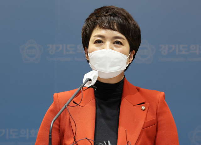 국민의힘 6·1 지방선거 경기지사 후보로 선출된 김은혜 의원이 22일 오전 경기도 수원시 경기도의회에서 기자회견을 하고 있다. 연합뉴스
