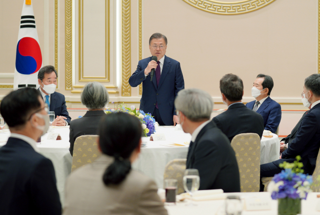 문재인 대통령이 20일 청와대 영빈관에서 열린 전직 장관 초청 오찬에서 인사말을 하고 있다. 이 자리에는 이낙연·정세균 전 국무총리를 비롯해 전직 국무위원과 대통령 자문기구 및 대통령 소속 위원장 등이 참석했다. 연합뉴스
