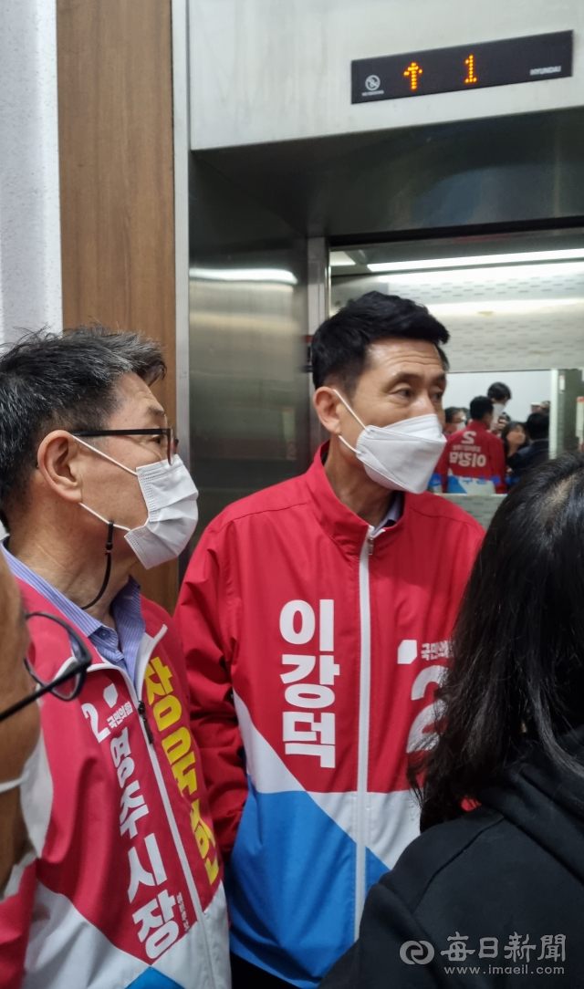 23일 국민의힘 경북도당 앞에서 전날(22일) 컷오프 대상으로 지목된 이강덕 포항시장과 장욱현 영주시장, 김영만 군위군수와 그 지지자들이 항의 방문을 하고 있다. 김근우 기자 gnu@imaeil.com