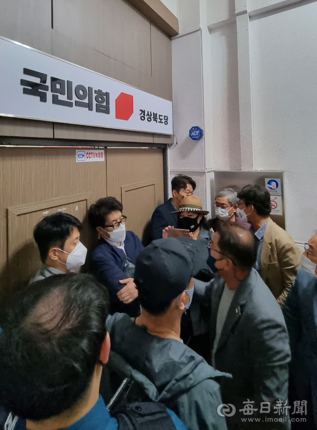 23일 국민의힘 경북도당 앞에서 전날(22일) 컷오프 대상으로 지목된 이강덕 포항시장과 장욱현 영주시장, 김영만 군위군수와 그 지지자들이 항의 방문을 하고 있다. 김근우 기자 gnu@imaeil.com
