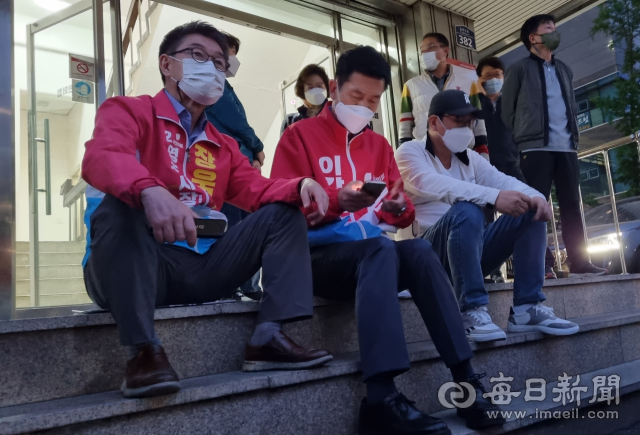 23일 국민의힘 경북도당 앞에서 전날(22일) 컷오프 대상으로 지목된 이강덕 포항시장과 장욱현 영주시장, 김영만 군위군수와 그 지지자들이 항의 방문을 하고 있다. 김근우 기자 gnu@imaeil.com