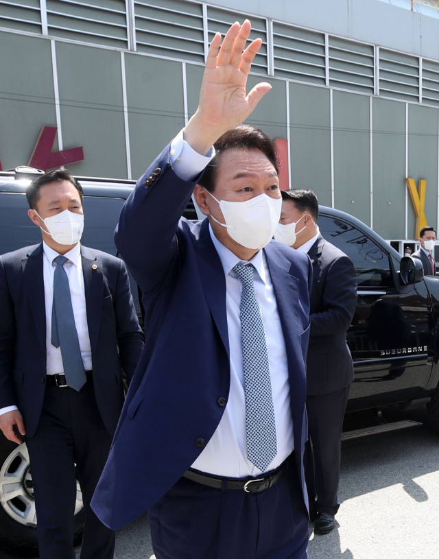 윤석열 대통령 당선인이 22일 오전 부산 해운대구 반송큰시장을 방문해 시민들에게 인사하고 있다. 연합뉴스