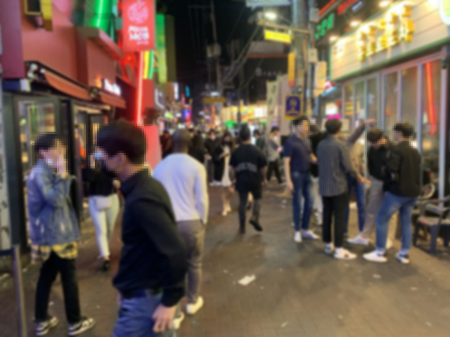 23일 새벽 대구 동성로는 몰려드는 시민들로 발 디딜 틈이 없었다. 김세연 기자