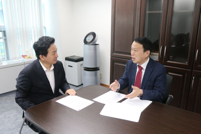 권세호 대통령직 인수위 기획위원이 원희룡 국토교통부 장관 내정자에게 수성구 투기과열지구 해제를 요청하고 있다. 권세호 대통령직 인수위 기획위원 제공