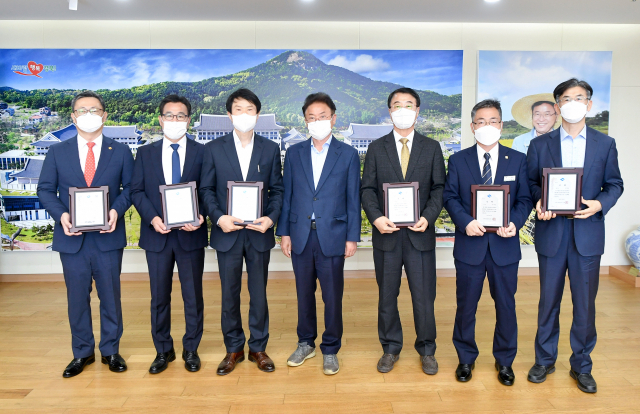 2021년도 제안제도 운영 평가 우수시군 시상식 참석자들이 이철우(왼쪽 네 번째) 경북도지사와 기념촬영을 하고 있다. 경북도 제공
