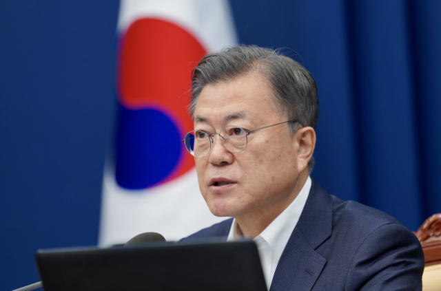 문재인 대통령이 19일 오전 청와대 여민관에서 국무회의를 주재하고 있다. 연합뉴스