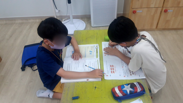 지난 해 7월 대구 동구의 한 지역아동센터에서 아동들이 틈새 돌봄 서비스를 이용하고 있다. 매일신문 DB