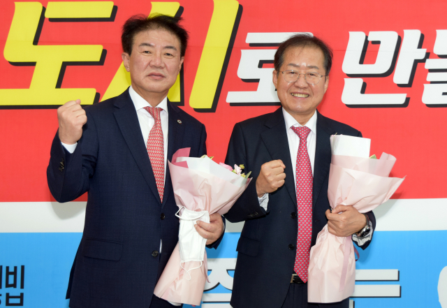 국민의힘 대구시장 후보로 확정된 홍준표 의원이 23일 시장 후보 확정 뒤 첫 행보로 6·1 지방선거에서 대구 동구청장 재선에 도전하는 배기철 예비후보 선거사무소를 방문해 배 예비후보를 격려하고 있다. 홍 의원은 이 자리에서 