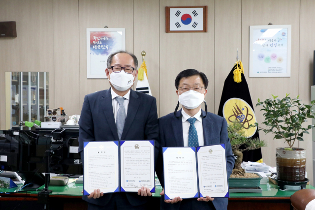 이재용(왼쪽) 영남이공대 총장과 최병도 대구전자고 교장이 협약 후 기념촬영을 하고 있다. 영남이공대 제공