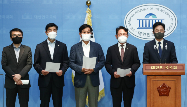국무총리 후보자 한덕수 인사청문특위 더불어민주당과 정의당 의원들이 24일 국회 소통관에서 오는 25일과 26일로 예정된 한덕수 후보자 인사청문회와 관련해 자료 제출을 촉구하는 합동 기자회견을 하고 있다. 오른쪽부터 더불어민주당 강병원 의원, 정의당 배진교 원내대표, 더불어민주당 신동근 의원, 이해식 의원, 김의겸 의원. 연합뉴스