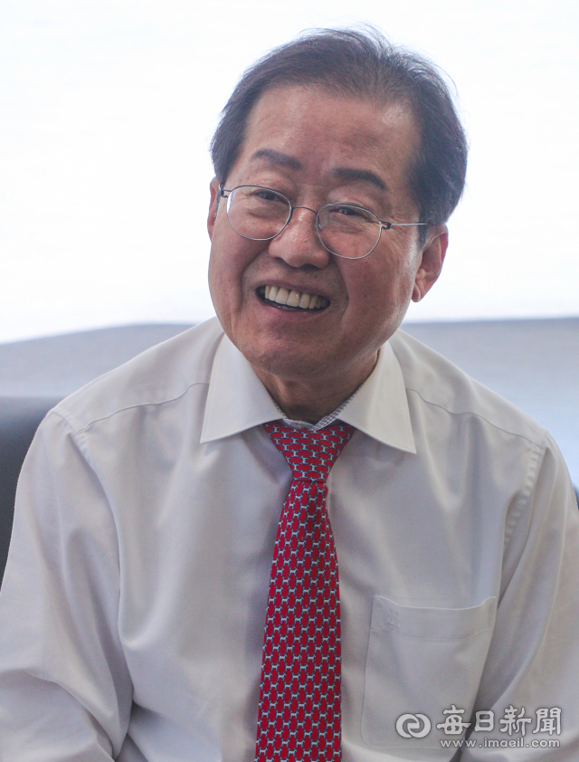 다가오는 6.1 지방선거에서 대구시장 출마선언을 한 홍준표 국민의힘 의원이 4일 오후 대구 중구 삼덕동2가에 마련된 선거 사무소에서 매일신문과 인터뷰를 하고 있다. 안성완 기자 asw0727@imaeil.com