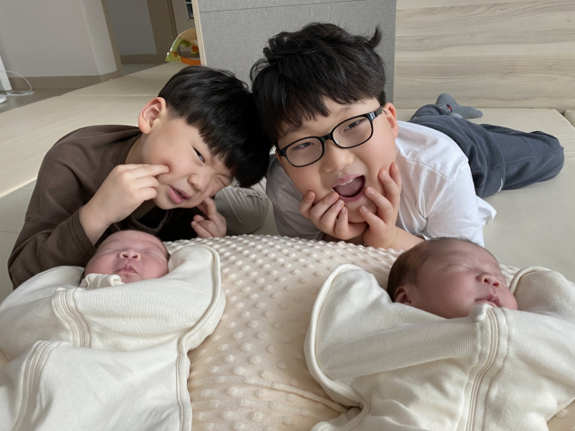 안은민·김충현 부부의 첫째 아들 시윤(9), 둘째 아들 시우(8), 셋째·넷째 딸 지아·지유.