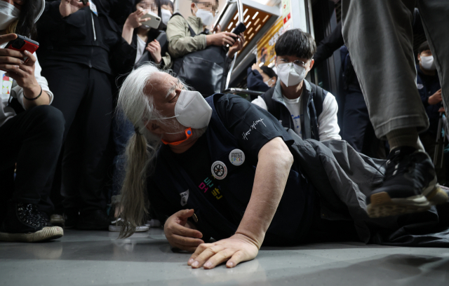 전국장애인철폐연대(전장연) 소속 장애인들이 22일 오전 서울 지하철 3호선 경복궁역에서 출근길 지하철 탑승 시위를 하고 있다. 연합뉴스