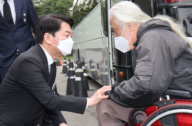 22일 오전 서울 종로구 서울대병원 장례식장에서 안철수 제20대 대통령직인수위원장 부친의 발인이 엄수되는 가운데 안 위원장이 장례식장을 찾은 박경석 전국장애인차별철폐연대 상임공동대표와 대화하고 있다. 연합뉴스