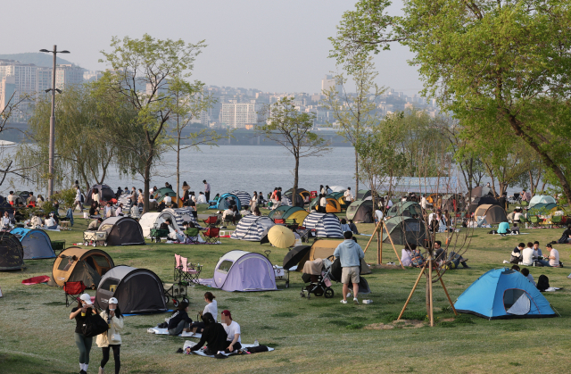 사회적 거리두기 해제 후 첫 주말인 24일 오후 서울 반포 한강시민공원이 나들이를 나온 시민들로 북적이고 있다. 연합뉴스