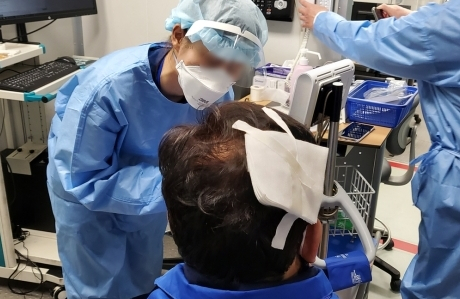 지난 3월 7일 대선 유세 현장에서 둔기로 피습을 당해 머리를 다친 송영길 전 더불어민주당 대표가 같은날 서울 서대문구 신촌세브란스병원 응급진료센터에서 봉합 수술을 받고 있다. 김진욱 더불어민주당 선대위 대변인 제공