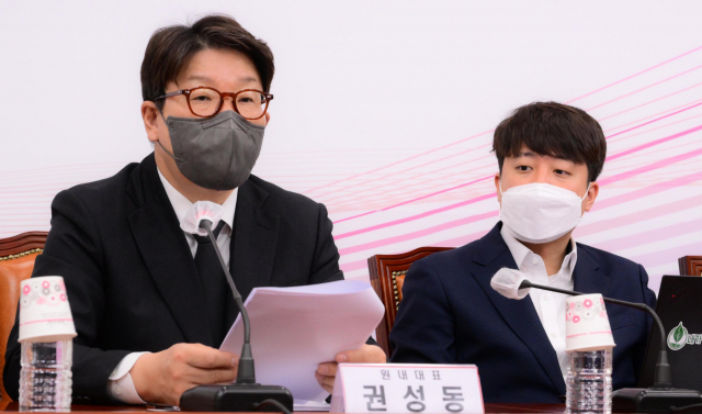 국민의힘 이준석 대표가 25일 오전 국회에서 열린 최고위원회의에서 권성동 원내대표의 발언을 듣고 있다. 연합뉴스