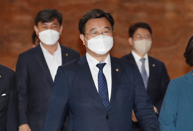 더불어민주당 윤호중 공동비대위원장이 22일 오전 국회에서 비공개로 열린 의원총회에 참석하고 있다. 연합뉴스
