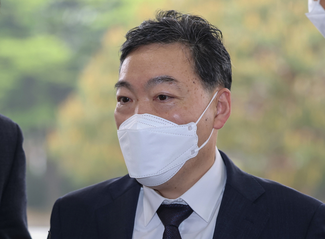 김오수 검찰총장이 25일 오전 서울 서초구 서초동 대검찰청에 도착해 취재진 질문을 받으며 청사로 들어가고 있다. 연합뉴스
