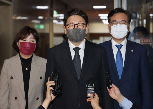 국민의힘 권선동 원내대표가 25일 오전 
