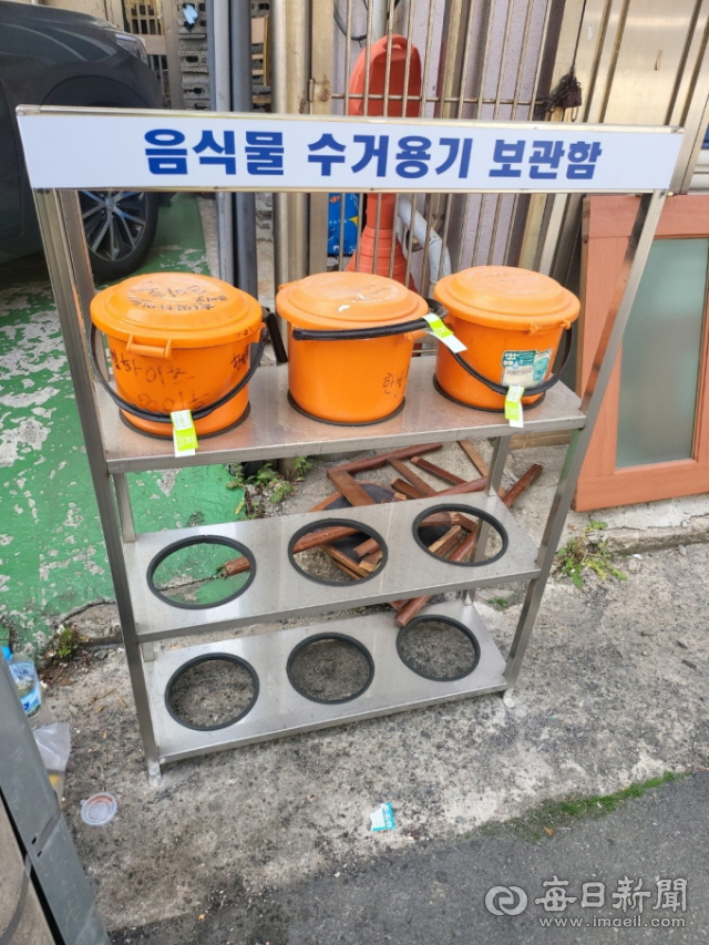 포항시는 단독주택과 빌라 등 개인용 음식물쓰레기 용기 배출 시 발생할 수 있는 문제점을 보완하기 위해 전용 배출 선반을 보급하기로 했다. 포항시 제공