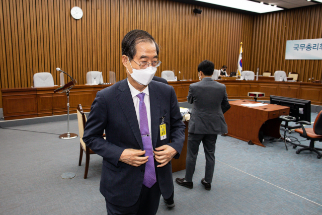 한덕수 국무총리 후보자가 25일 서울 여의도 국회에서 더불어민주당 및 정의당 의원들의 청문회 보이콧으로 인사청문회가 정회되자 청문회장을 나서고 있다. 더불어민주당과 정의당은 한 후보자의 자료제출 부실에 항의, 청문회를 보이콧했다. 연합뉴스