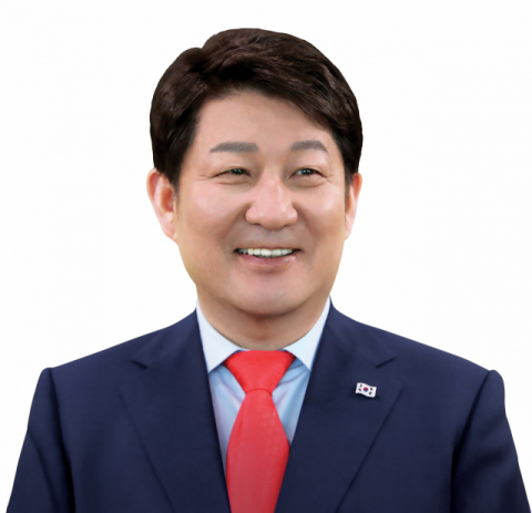 계명대가 권영진(사진) 대구시장에게 명예행정학박사 학위를 수여한다.