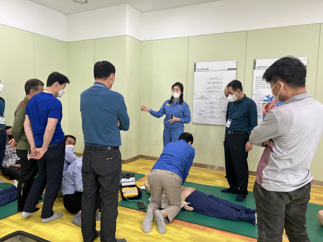 안전지킴이 아카데미에 참여한 교육생들이 CPR 실습을 진행하고 있다. 포스코 제공
