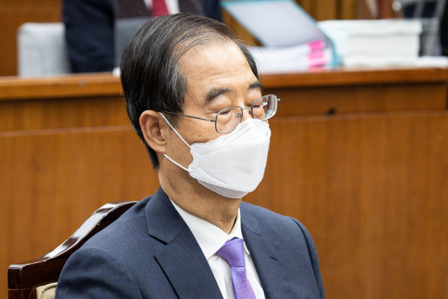 한덕수 국무총리 후보자가 25일 오전 서울 여의도 국회에서 열린 인사청문회에서 눈을 감고 있다. 연합뉴스