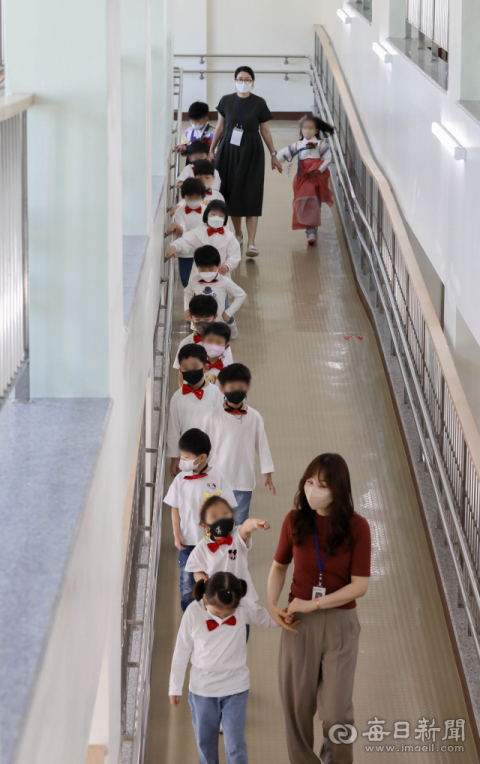 25일 오전 대구 서구 비산동 인지유치원 5세 반 원생들이 놀이 활동을 하고 있다. 인지유치원은 비장애 유아와 특수교육 대상 유아가 모든 일과를 함께 하면서 놀이를 통해 배우는 대구 첫 완전통합형 단설 유치원으로, 이날 학부모를 초청해 개원식 행사를 열었다. 우태욱 기자 woo@imaeil.com