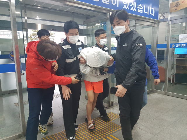 상주경찰서 유치장을 탈주한 최모 씨가 검거돼 경찰서로 압송되고 있다. 고도현 기자