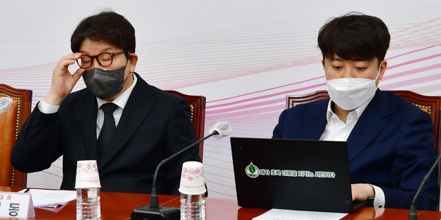 국민의힘 이준석 대표와 권성동 원내대표가 25일 서울 여의도 국회에서 열린 최고위원회의에 참석해 자리에 앉아 있다. 연합뉴스