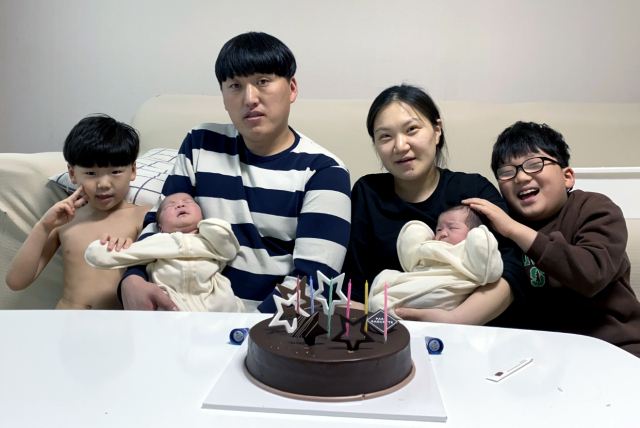 안은민·김충현 부부와 첫째 아들 시윤(9), 둘째 아들 시우(8), 셋째·넷째 딸 지아·지유.