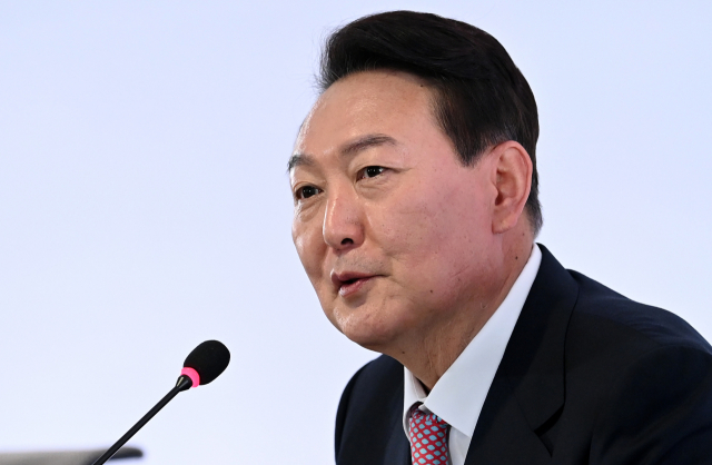 윤석열 대통령 당선인이 25일 오전 경기도 성남시 분당구 SK바이오사이언스에서 열린 코로나19 백신 개발 현장 간담회에서 인사말을 하고 있다. 연합뉴스