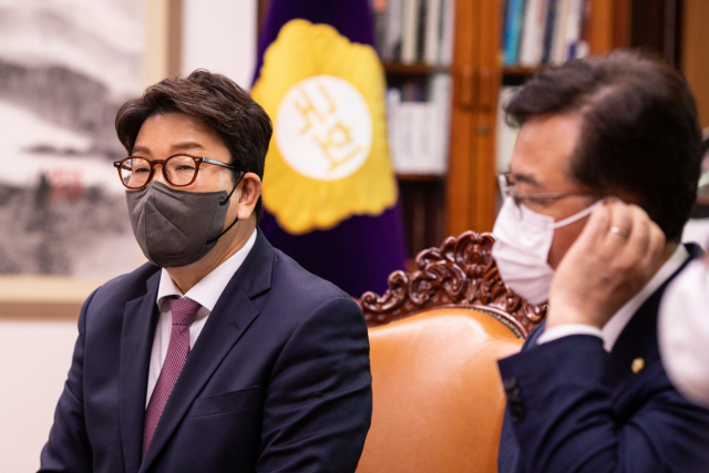 국민의힘 권성동 원내대표가 검수완박(검찰 수사권 완전 박탈) 법안에 대해 여야가 박병석 국회의장이 제시한 중재안을 양측이 수용한 22일 오후 서울 여의도 국회의장실에서 열린 여야 원내대표 회동에서 발언하고 있다. 연합뉴스
